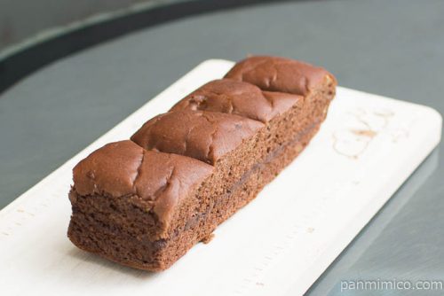 大人の味わい牛乳パン カカオが香るチョコ（ナッツ入り)横から見た図