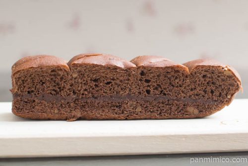 大人の味わい牛乳パン カカオが香るチョコ（ナッツ入り)断面図