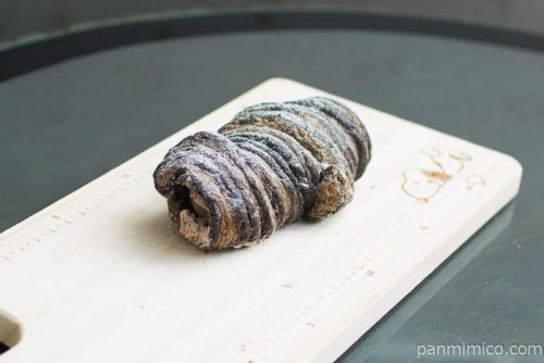 ローソンショコラクッキーデニッシュコロネ~チョコクリーム~横から見た図