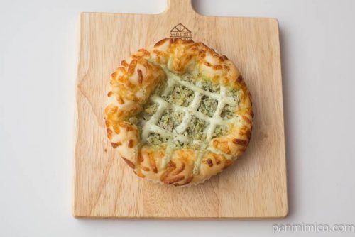 サラダチキンピザ【ファミリーマート】上から見た図