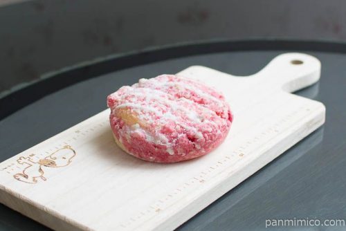 いちごジャムとチーズクリームのパン【ファミリーマート】横から見た図