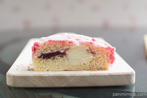 いちごジャムとチーズクリームのパン【ファミリーマート】中身はこんな感じ