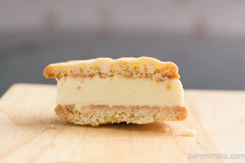 ステラおばさんのクッキーサンドアイス(マカダミア)【森永】中身はこんな感じ
