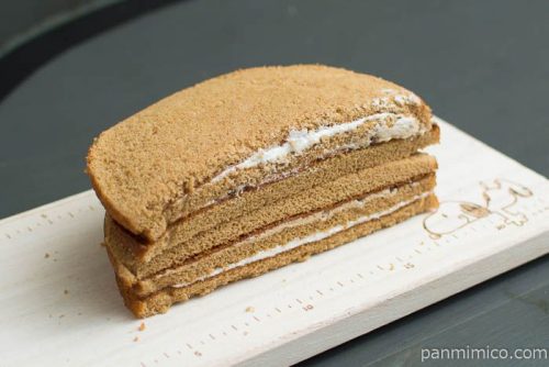 ドまんぞく コーヒーサンドケーキ チョコチップ入【ローソン】横から見た図