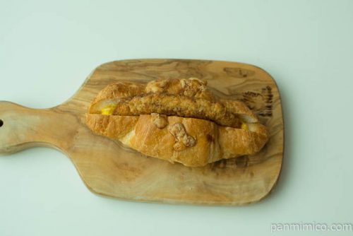 クロワッサンサンド（メンチカツ＆たまご）【ヤマザキ】上から見た図