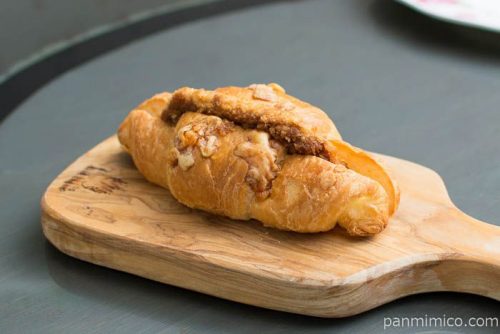 クロワッサンサンド（メンチカツ＆たまご）【ヤマザキ】横から見た図