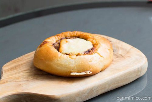 たいめいけん三代目監修チーズハンバーグパン【第一パン】横から見た図