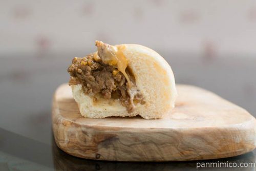 とろ~りチーズの牛カルビロール【セブンイレブン】中身はこんな感じ