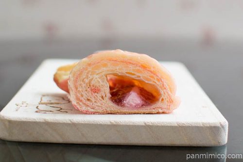 いちごのクロワッサン【ファミリーマート】中身はこんな感じ