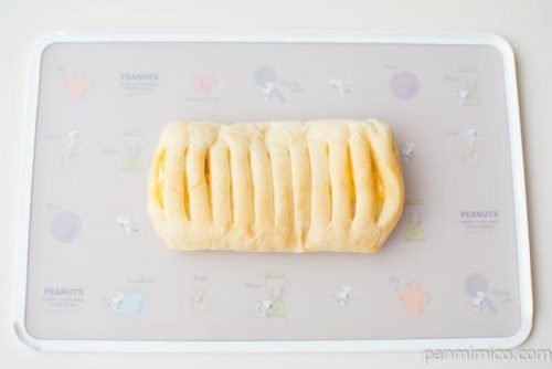 もっちパン（ベーコン＆たまご）【ファミリーマート】上から見た図