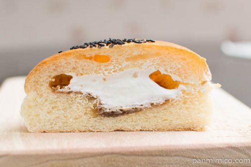 きなこ＆ホイップパン（ぎゅうひ入り）【ファミリーマート】中身はこんな感じ