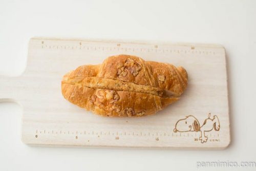 ヤマザキ クロワッサンサンド（チキンカツ＆タルタルソース）上から見た図