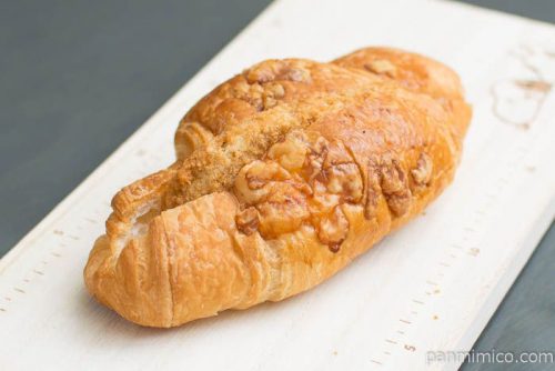 ヤマザキ クロワッサンサンド（チキンカツ＆タルタルソース）横から見た図