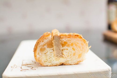 ヤマザキ クロワッサンサンド（チキンカツ＆タルタルソース）中身はこんな感じ