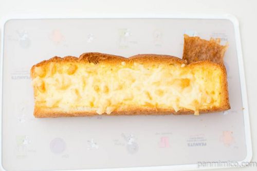 チーズマヨトースト【ファミリーマート】上から見た図