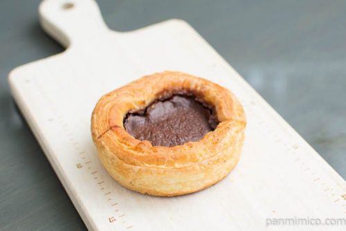 デニッシュタルト（チョコ）【ファミリーマート】横から見た図