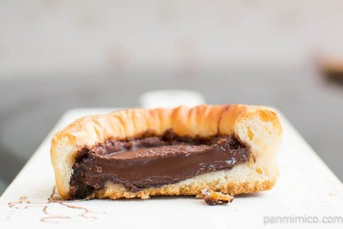 デニッシュタルト（チョコ）【ファミリーマート】中身はこんな感じ