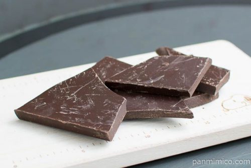 黒トリュフ ビター【ブラック トリュフ バイ コウベチョコ】横から見た図
