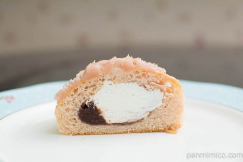 パン・オ・モンブラン(さくら風味)【ヤマザキ】中身はこんな感じ