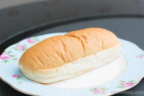 コッペパン キャラメル&ホイップ【第一パン】横から見た図