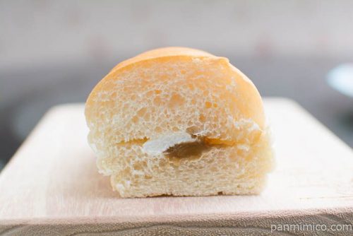 コッペパン キャラメル&ホイップ【第一パン】中身はこんな感じ