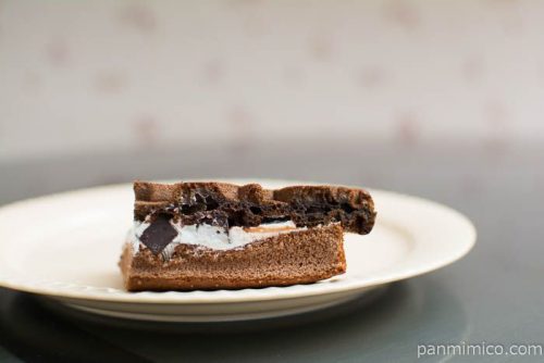 ハイカカオチョコのワッフルケーキ(角切りハイカカオチョコ使用)【ヤマザキ】中身はこんな感じ