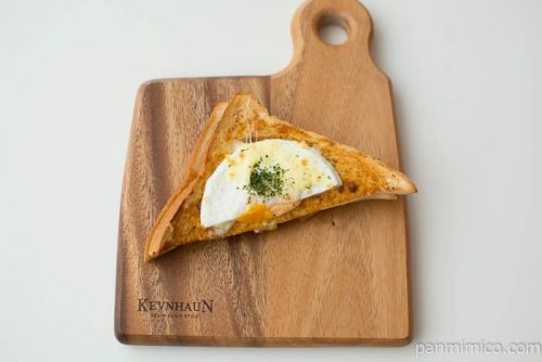 目玉焼き風カレートースト【ファミリーマート】上から見た図