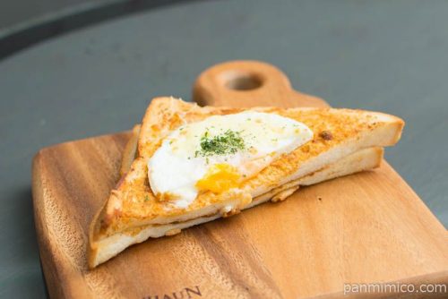 目玉焼き風カレートースト【ファミリーマート】横から見た図