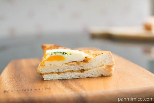 目玉焼き風カレートースト【ファミリーマート】中身はこんな感じ