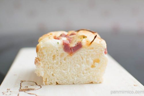 オニオン明太ハムチーズ【フジパン】中身はこんな感じ