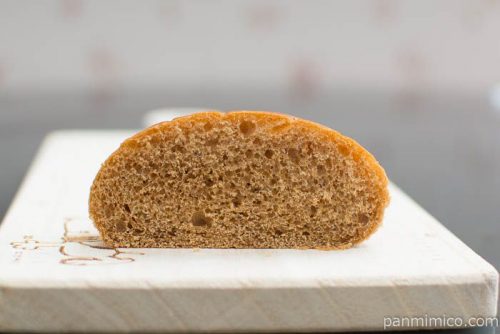 大地と緑の黒糖ロール(5)【ヤマザキ】中身はこんな感じ