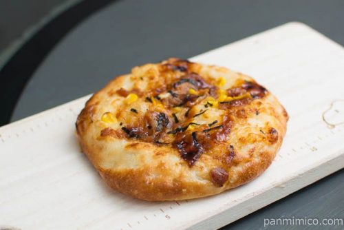 照り焼きチキンのもっちりピザパン【セブンイレブン】横から見た図
