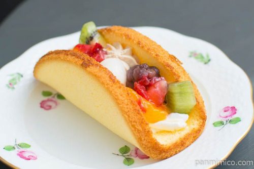 間宮のふわふわあんみつ風オムレット【ローソン】横から見た図