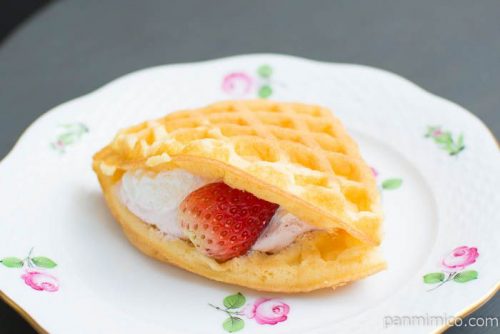 ふんわりワッフルいちご【ファミリーマート】横から見た図