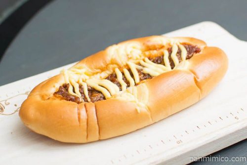 甘辛ダレがクセになる焼肉マヨパン【ファミリーマート】横から見た図