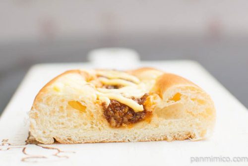 甘辛ダレがクセになる焼肉マヨパン【ファミリーマート】中身はこんな感じ