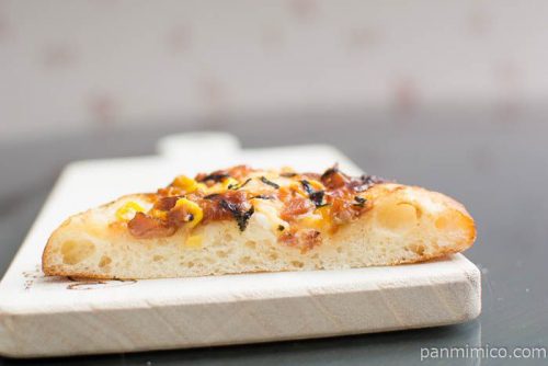 照り焼きチキンのもっちりピザパン【セブンイレブン】中身はこんな感じ