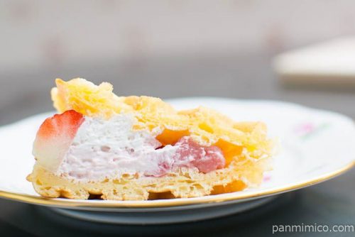 ふんわりワッフルいちご【ファミリーマート】中身はこんな感じ