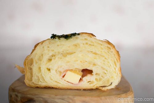 ブーランジュリー エピハムチーズクロワッサン中身はこんな感じ