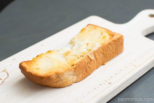 はちみつと４種のチーズトースト【ファミリーマート】横から見た図