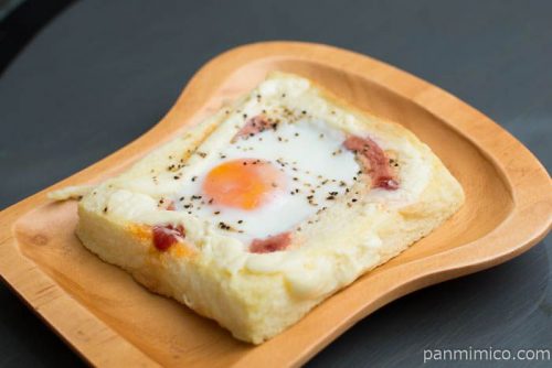 【トミーズ三宮東店】目玉焼きトースト横から見た図