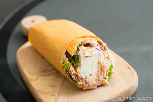 ファミマ ラップスティック ローストチキンピリ辛マヨソース横から見た図