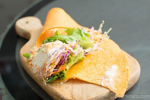 ファミマ ラップスティック ローストチキンピリ辛マヨソース中身はこんな感じ