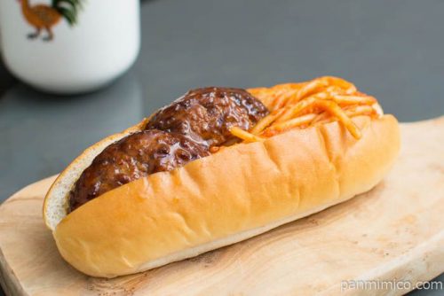 ハンバーグ＆ナポリタンロール【ヤマザキ】横から見た図