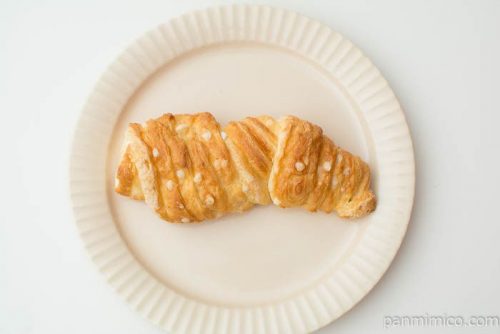 ザクザクデニッシュコロネ（六甲山麓牛乳入りホイップ使用）【ヤマザキ】上から見た図