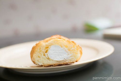 ザクザクデニッシュコロネ（六甲山麓牛乳入りホイップ使用）【ヤマザキ】中身はこんな感じ