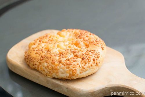 もち麦　チーズパン【神戸屋】横から見た図