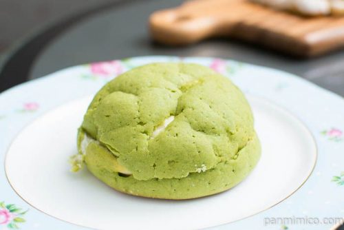 宇治抹茶とホワイトチョコのめろんぱん【Pasco】横から見た図