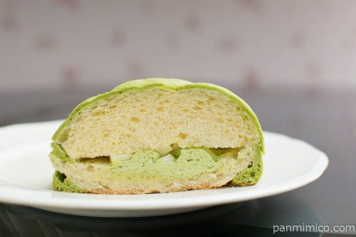 宇治抹茶とホワイトチョコのめろんぱん【Pasco】断面図