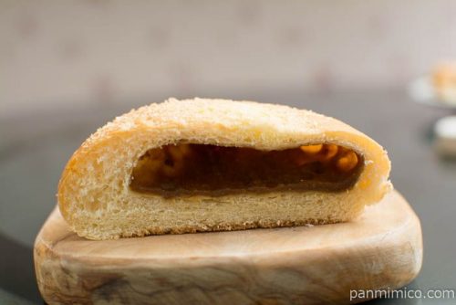 ジューシーカレーパン【Pasco】断面図